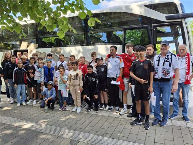 Auf dem Weg zum Bundesliga-Auftakt: Die Nachwuchskicker des TuS Mayen.  Foto: privat