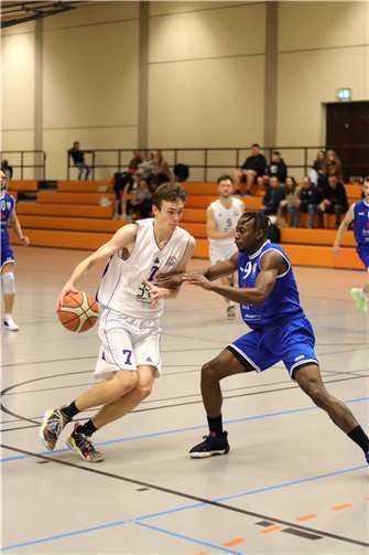 Auf dem Weg zum Korb: Jan Krüger.