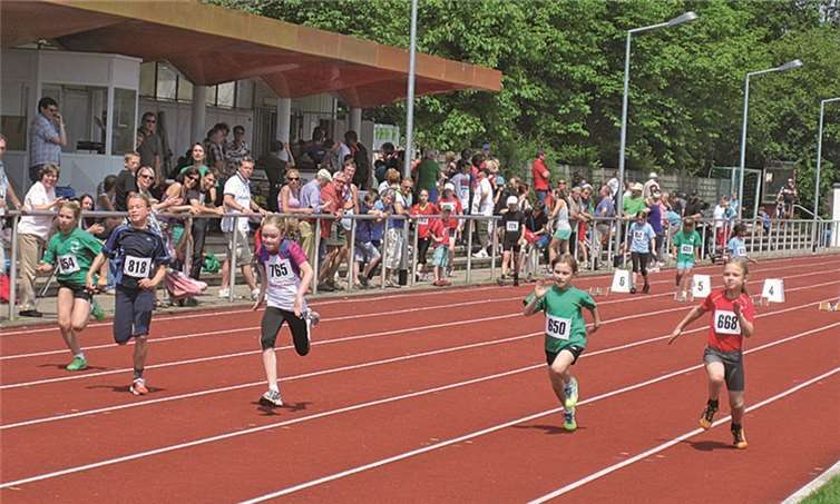 Auf dem Weg zum Kreismeistertitel vor der voll besetzten Tribüne in Meckenheim ; beim 50-Meter-Lauf Shannon Wallenborn (Nummer 650) und Time Hasirej (Nummer 654).Privat