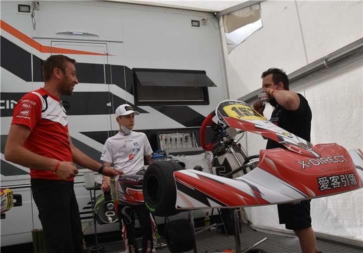 Auf dem Weg zum Start mit Mechaniker Andy Münch.