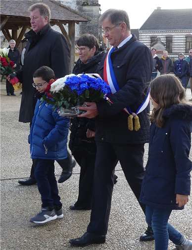 Auf dem Weg zur Gedenkstätte (v.l.) Bürgermeister Horst Rasbach, Vorsitzende Rosemarie Schneider, Bürgermeister Hubert Arrouart