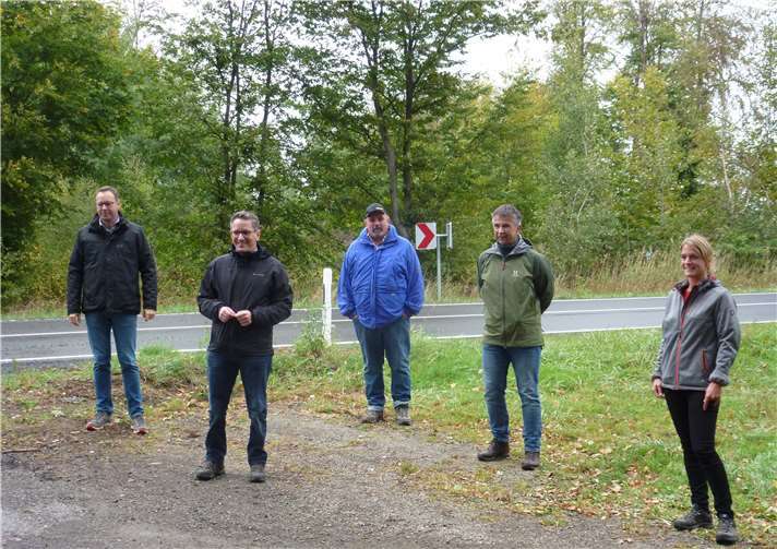 Auf dem Weg zur Mosel, v. li.: Staatssekretär Dr. Alexander Wilhelm (SPD), Dr. Thorsten Rudolph, SPD Bewerber für Bundestagswahlkreis Koblenz, Bernhard Gipp und Helmut Ackermann SPD-OV Mosel- Hunsrück, Anja Glomb Beigeordnete VG-Rhein-Mosel (SPD). Foto: privat