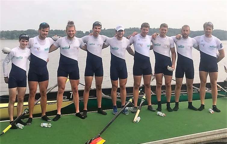 Auf dem Weg zur U23 WM in Poznan(v.li.n.re., vom Schlagmannsplatz zu Bug) Jonas Wiesen (Treis-Karden), Paul Gebauer (Berlin), Jacob Schulte-Bockholt (Krefeld), Marc Leske (Krefeld), Jakob Gebel (Krefeld), Benjamin Leibelt (Rostock), Olaf Roggensack (Berlin), Janek Schirrmacher (Siegburg) und Niklas Schröder (Berlin). privat
