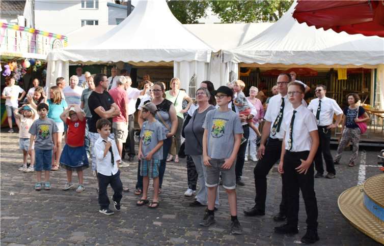 Auf dem Weiherplatz beobachtetenzahlreiche Niederberger das Aufhängen der Kirmeskrone.