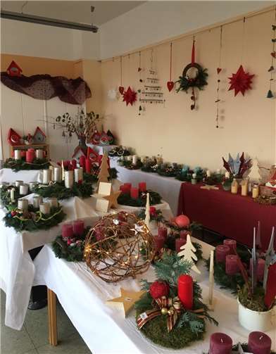Auf dem Weihnachtsbasar gab es eine große Auswahl an weihnachtlichen Produkten. Privat