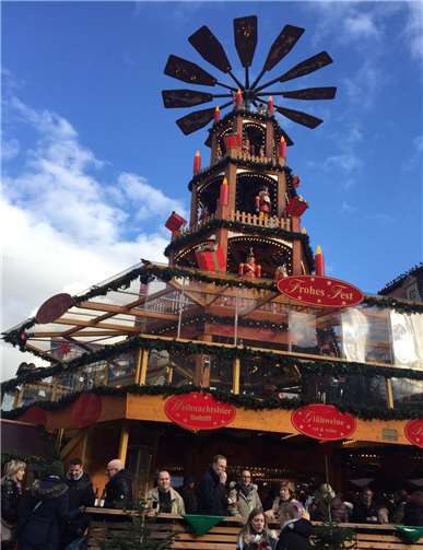 Auf dem Weihnachtsmarkt bot ein Glühweinstandeinen ganz besonderen Anblick.
