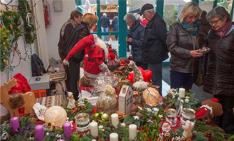 Auf dem Weihnachtsmarkt gab es viel Weihnachtliches zu erwerben. -WT-