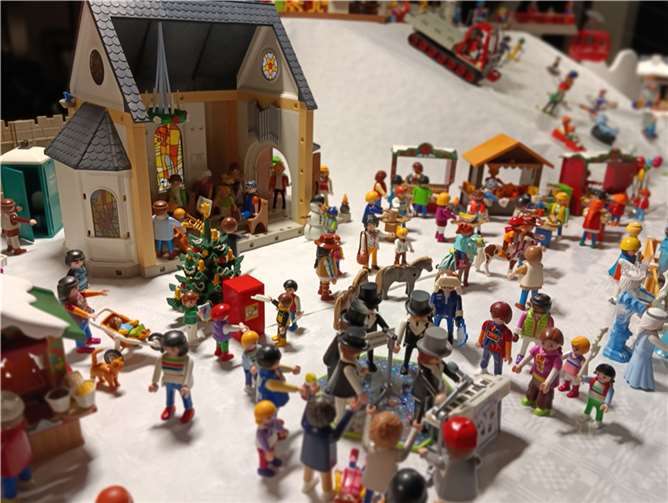 Über 750 Figuren und 150 Tiere begeistern Auf dem Weihnachtsmarkt gibt es natürlich die üblichen Buden, ein Kinderkarussell und vieles mehr zu entdecken. Fotos: privat