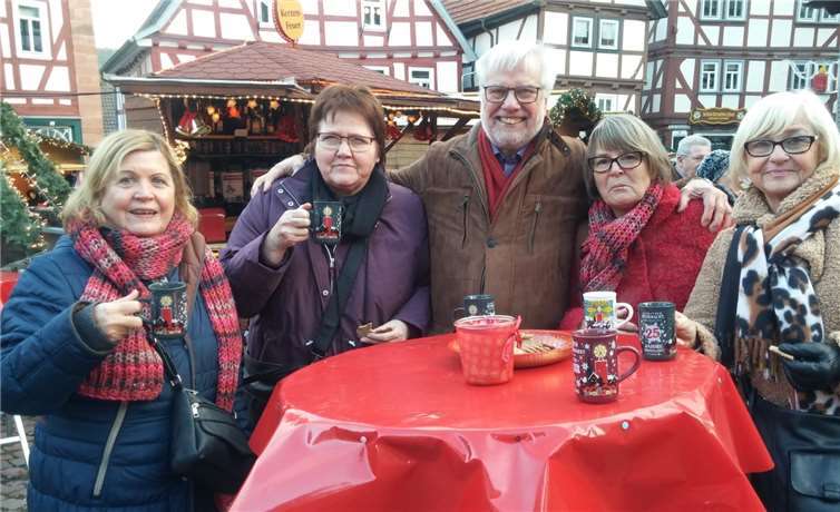 Auf dem Weihnachtsmarkt in Schlitz genoss man gemeinsam den ersten Glühwein des Jahres. .Fotos: privat