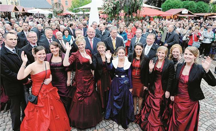 Auf dem Weinmarkt präsentierten sich die Sponsoren mit den Weinköniginnen der Ahr. -FIX-