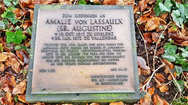 Vor 150 Jahren starb Amalie von Lassaulx Auf dem Weißenthurmer Friedhof befindet sich das Grab von Amalie von Laussaulx, die 1815 als jüngste Tochter von Johann Claudius und Anna Maria von Lassaulx in Koblenz zur Welt kam. Fotos: Horst Hohn
