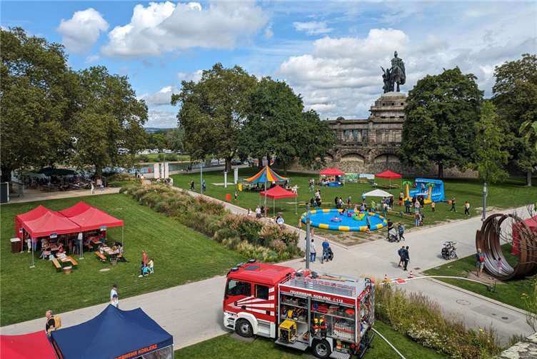 Auf dem Wiesen hinter dem Deutschen Eck steigt am Sonntag der große „Wasserspaß am Eck“. Die Kinder können in einem großen Pool planschen. Foto: Stadt Koblenz / Jennifer Sczech
