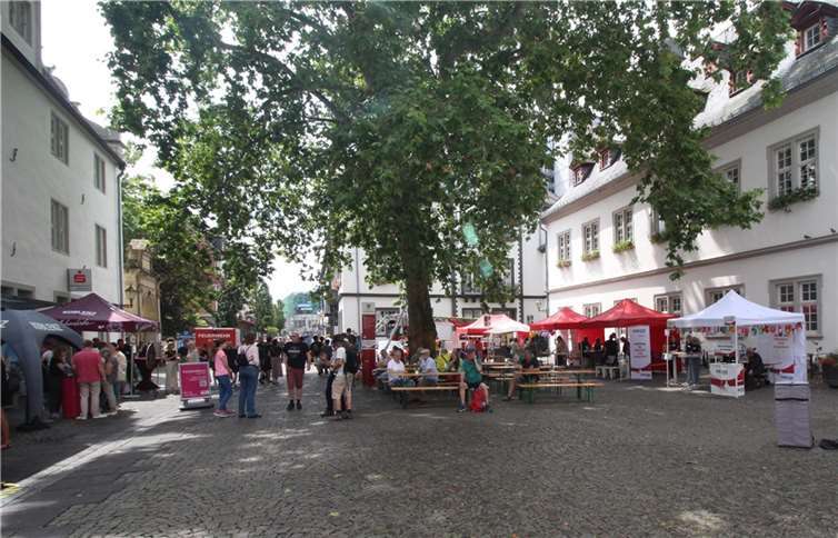 Auf dem Willi-Hörter-Platz tummelten sich viele Besucherinnen und Besucher um die verschiedenen Informationsstände und Mitmachaktionen.  Foto: Stadt Koblenz/Heiko Breitbarth