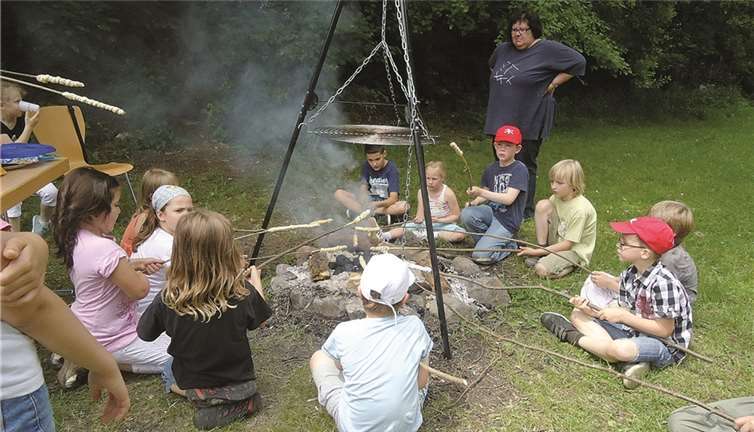 Auf dem Willscheider Berg angekommen, stärkten sich die Kinder am „Mensa-Grill“. Privat