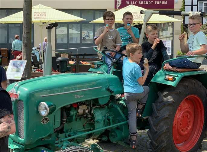 Auf dem Willy-Brandt-Platz in Unkel gab es für alle Kinder ein „KJIB“-Eis. Foto: privat