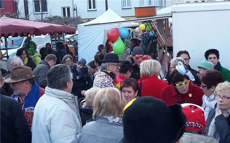 Auf dem Wochenmarkt können sich die Besucher bestens auf den Straßenkarneval einstimmen.
