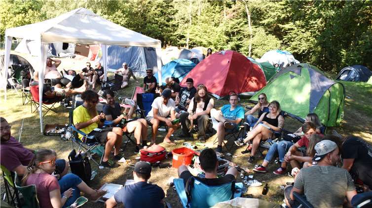 Auf dem Zeltplatz neben dem Konzertgelände feierten und übernachteten viele junge Leute.