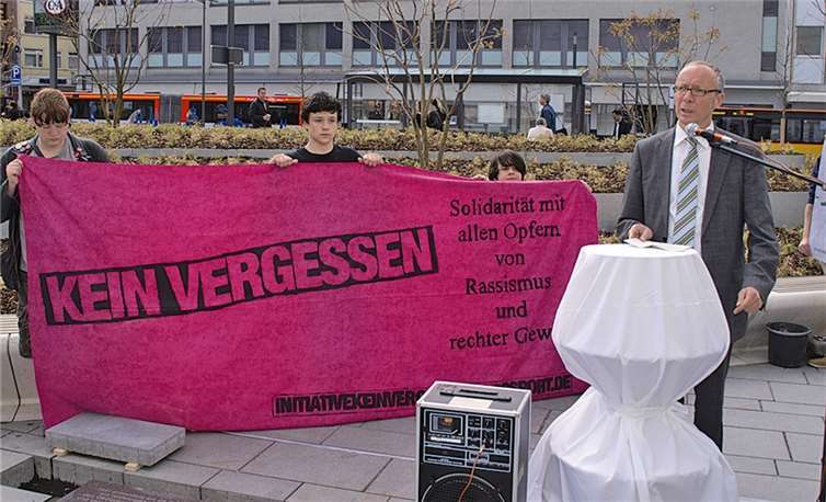 Auf dem Zentralplatz an der Grüninsel wurde der Gedenkstein für Frank Bönsich gelegt. US