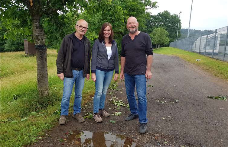 Auf dem Zuweg zum Vereinsheim des TuS Immendorf, eine Sanierung wurde genehmigt: v.li. Gerhard Voell, Ute Wierschem und Thomas Neis.privat