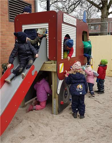 Auf dem abschüssigen Gelände wurde eine Ebene mit großem Sandkasten angelegt, in den ein Kletter- und Spielgerät in Form eines Feuerwehrautos platziert ist.Foto: privat