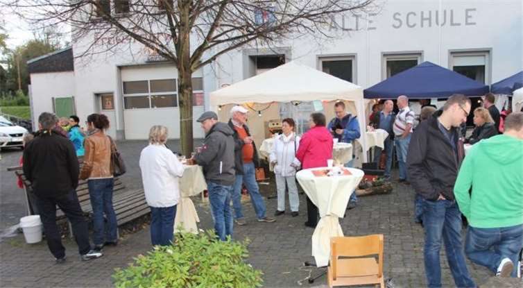 Auf dem alten Schulhof erwarten die Besucher Gespräche und Begegnungen. Jürgen Jachtenfuchs