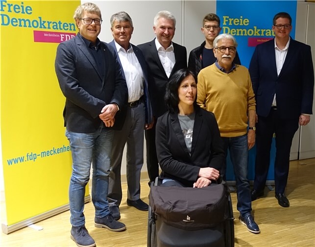 Auf dem angefügten Foto (Privat) von links nach rechts: Thomas Radermacher (Kreishandwerksmeister und Präsident des Verbands Tischler Schreiner Deutschland), Heribert Brauckmann (FDP-Meckenheim), Andreas Pinkwart, Tim Krakowski (Juli), Lorenz Euskirchen (FDP-Rheinbach), Alexander Gilles (FDP-Wachtberg), Miriam Clemens (FDP-Alfter). Foto: privat