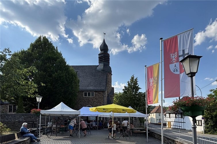 Auf dem beschatteten Dorfplatz Ramersbach: Fertigstellung Glasfaserausbau wurde gefeiert.
