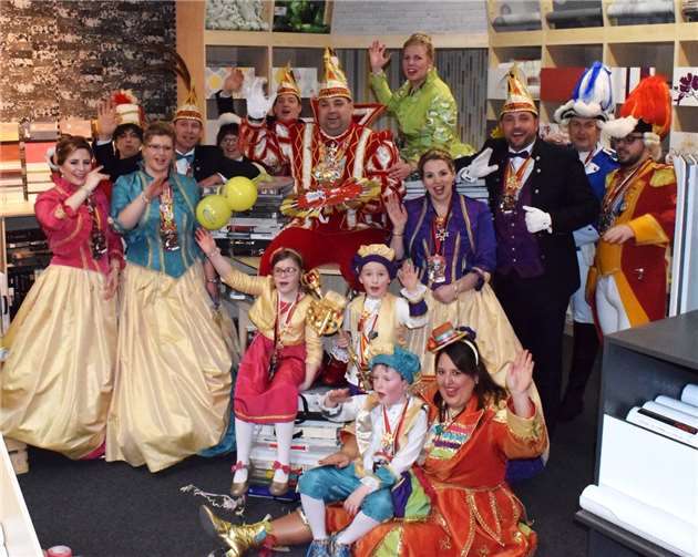 Auf dem eigens aus Tapeten erbaute Thron nahm man gerne Platz. Foto: privat