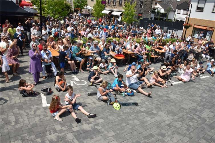 Auf dem erweiterten Kolpingplatz sahen etwa 200 Besucher die Darbietungen der Schulen. Fotos: HEP