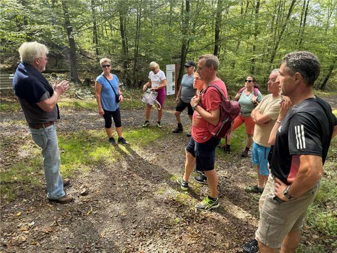 Auf dem etwa zweieinhalbstündigen Spaziergang erfuhren die TGO-Mitglieder interessante Informationen über den Lebensraum Wald und die Eigenarten der dort stehenden Bäume. Foto: TGO