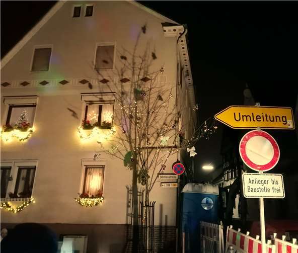 Auf dem festlich beleuchteten Platz kam schnell Weihnachtsmarktstimmung auf.  Foto: privat