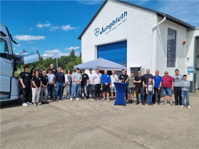 Auf dem firmeneigenen Offroadgelände in Plaidt durften die Auszubildenden und die Praktikanten der Firmengruppe Jungbluth Nutzfahrzeuge GmbH einmal selbst das Steuer in die Hand nehmen. Foto: privat