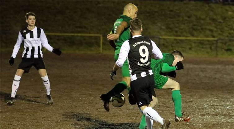 Auf dem gefrorenen Hartplatz war statt gepflegtem Fußball eher kompromissloses Zweikampfverhalten gefragt. Foto: Claus Deptalla