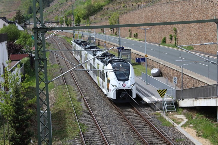 Auf dem gleichen Gleis wenig später der silberne RB 32