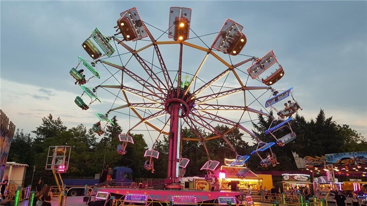 Auf dem großen Festplatz vor der Rheinlandhalle waren die großen Fahrgeschäfte aufgebaut.