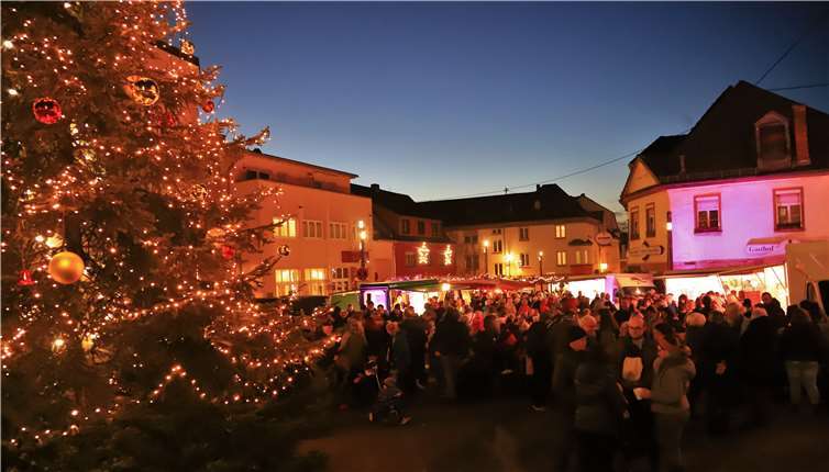 Auf dem gute besuchten Kirchplatz kam vorweihnachtliche Stimmung auf.