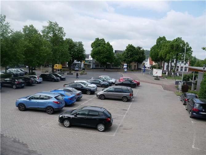 Auf dem heutigen Parkplatz soll eine attraktive Aufenthaltsfläche mit Bänken, abmontierbaren Spiel- und Fitnessgeräten sowie einer bienenfreundlichen Bepflanzung entstehen. Fotos: KLE