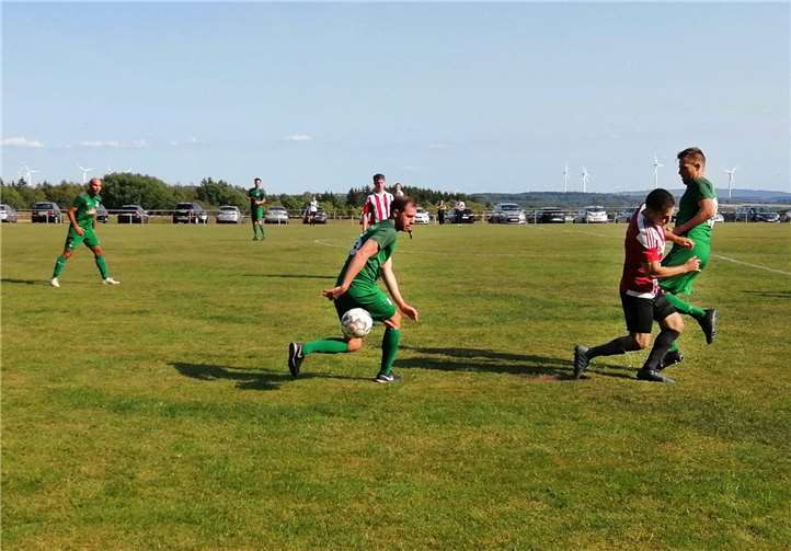 Auf dem holprigen Rasenplatz konnte sich der SVO am Ende doch deutliche durchsetzen. Foto: privat