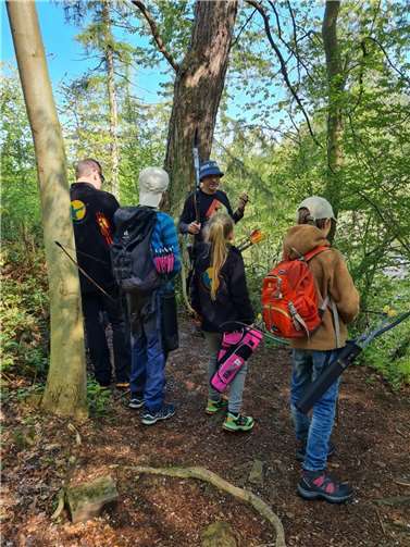Auf dem insgesamt etwa vier Kilometer langen Parcours mitten im Wald warteten an den 24 Stationen zahlreiche tierische Zeitgenossen auf die zwölf jungen Schützen und ihre sechs erwachsenen Begleiter. Foto: privat