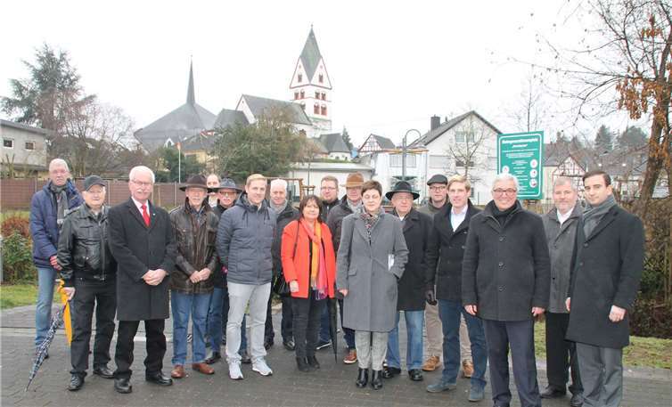 Zukunftspläne der Ortsgemeinde dem hohen Besuch dargelegt Auf dem neu gestalteten Marktplatz informierte sich Innenminister Roger Lewentz über die bisherigen Maßnahmen zur Ortskernneugestaltung in Niederzissen.