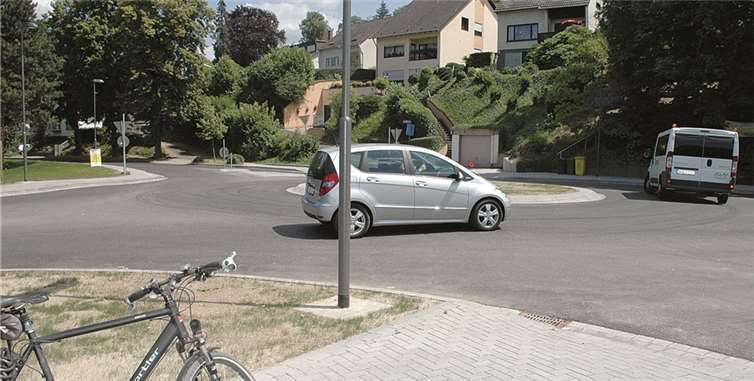 Auf dem neuen Kreisel an der Ecke Harbachstraße/Rheinstraße geht es bereits seit einigen Tagen rund. BL