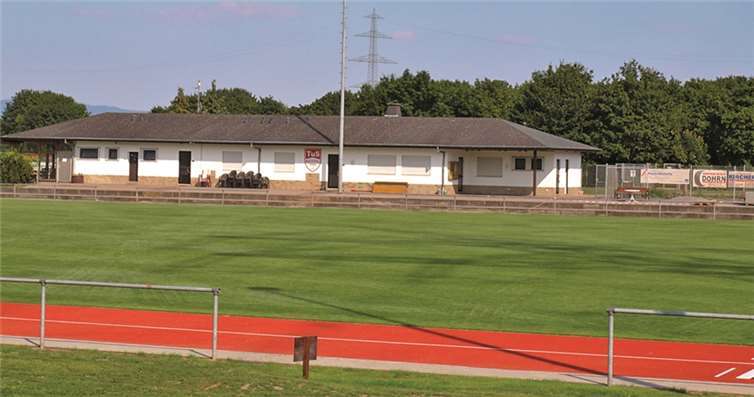 Auf dem neuen Rasenplatz sollen zukünftig viele Siege gefeiert werden.privat