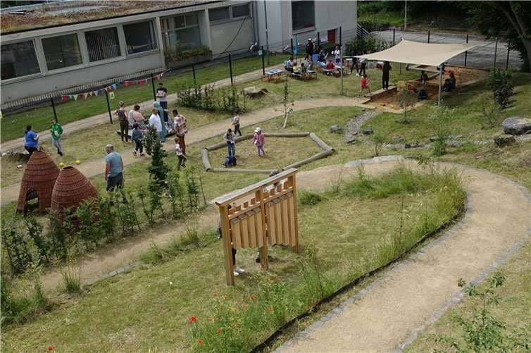 Auf dem neugestalteten Außengelände der Kita Rommersdorf gab es für Eltern und Kinder eine Menge zu entdecken.  Foto: Annika Gust