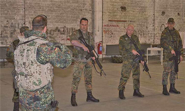 Auf dem neusten Stand: Reservisten bei der Waffenausbildung.ZOpKomBw