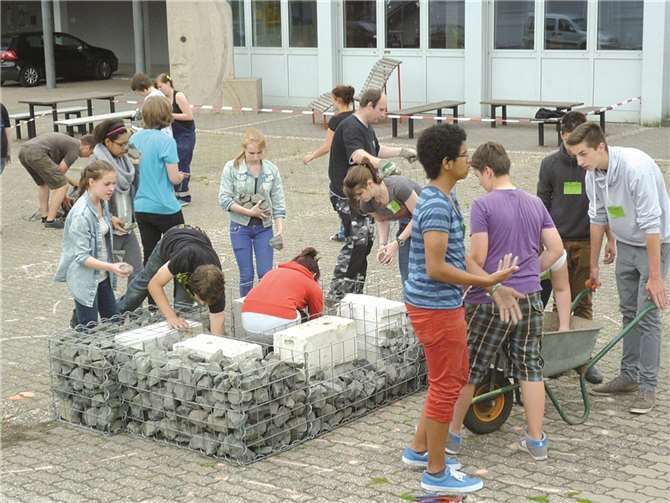 Auf dem oberen Schulhof der IGS-Horhausen erstand in 72 Stunden eine „Chill-out-Insel“.Privat