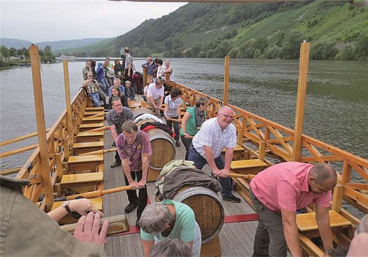 Auf dem römischen Weinschiffs, der „Stella Noviomagi“, versuchten sich einige Tänzer im Rudern.  Privat
