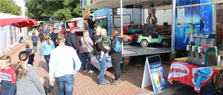 Auf dem „roten Platz“ gab es zahlreiche Kirmesbuden und Fahrgeschäfte.