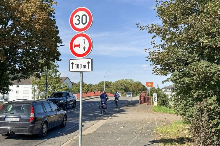 Auf dem rund 100 Meter langen Brückenabschnitt der Kölner Straße gelten Tempo 30 und ein Überholverbot für mehr Sicherheit der täglich zahlreichen Radfahrer, die die Brücke nutzen.