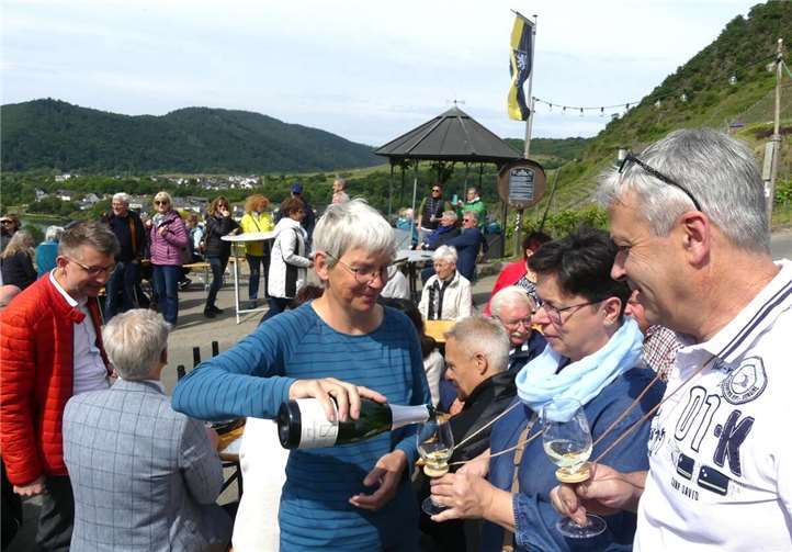 Auf dem rund zwei Kilometer langen Weinberghöhenweg ließen sich zahlreiche Festbesucher fruchtige Weine und leckere Happen munden.