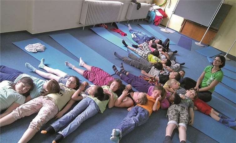 Auf dem selbst gestalteten „Entspannungsteppich“ genießen die Kinder die Stille. privat